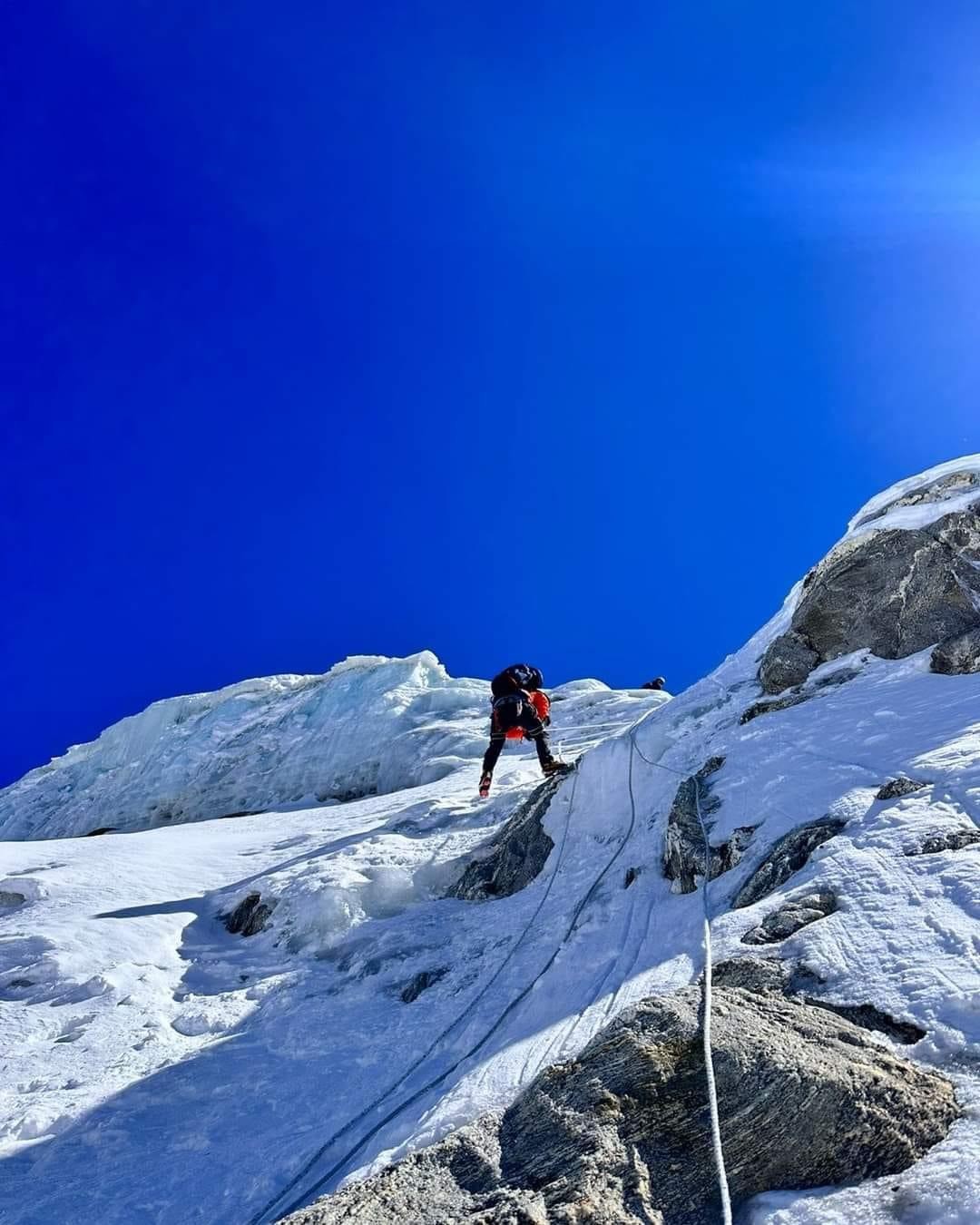 LOBUCHE EAST EXPEDITION (6,119M)